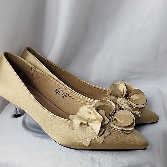 Champagne Gold Floral Kitten Heels Size 8 M - Picture 1 of 16